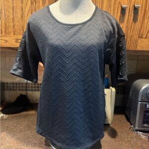 💜NWOT New York Laundry Chevron Button Sleeve Top